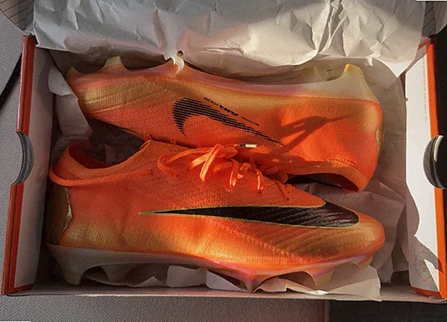 Nike Orange Soccer Cleats Low Top Déjà vu size 10.5
