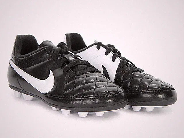 Nike Outdoor Soccer Cleats Jr. Tiempo Rio II Black/White Childs Size 2