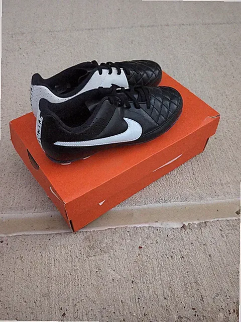 Nike Outdoor Soccer Cleats Jr. Tiempo Rio II Black/White Childs Size 3.5