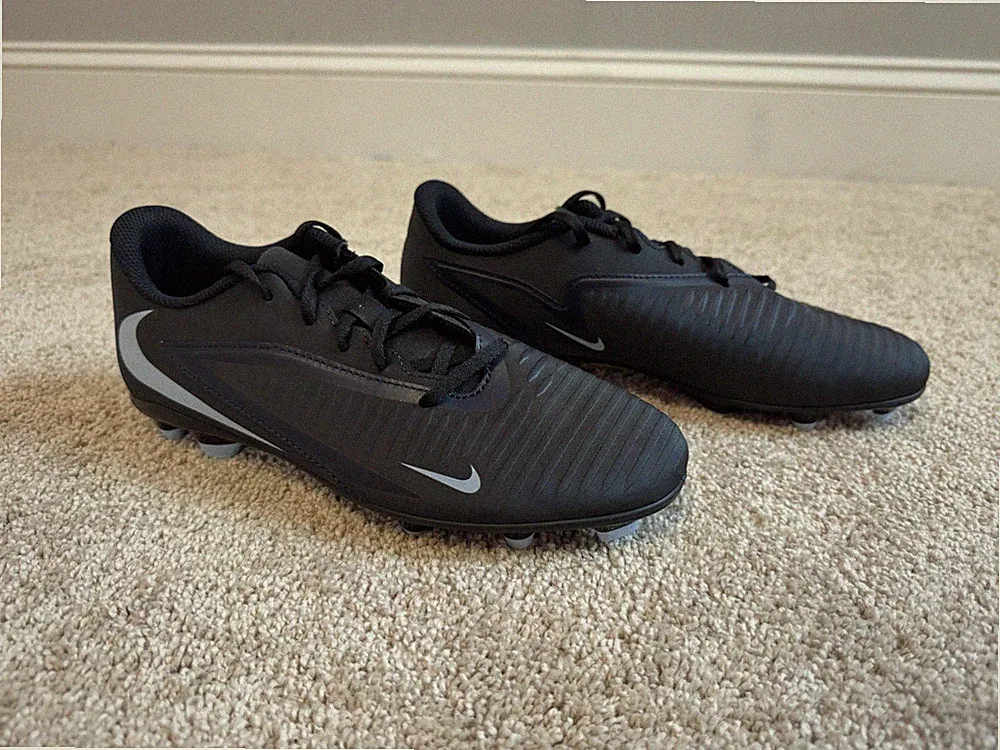 Nike Phantom 6 Low Club soccer cleats Size 6.5 Men’s