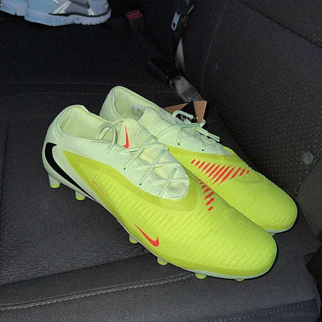 Synthetic Resin Soccer Cleats
