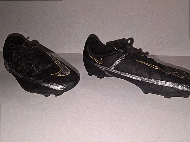 Nike Phantom Black Gold Silver Plastic Soccer Cleats Lace Up Low Top boys size 1