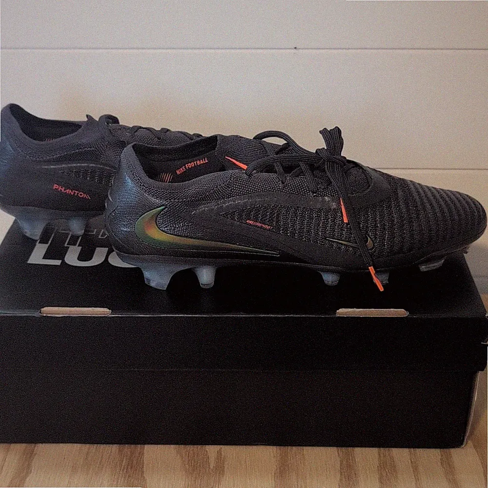 Nike Phantom Black Low Top Lace-Up Men’s Soccer Cleats Sneakers