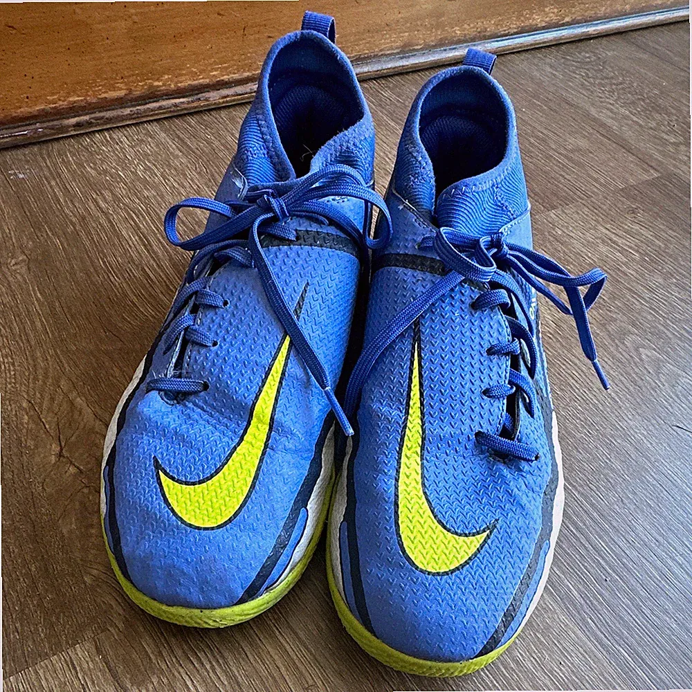 Nike Phantom GT Low Top Lace-Up Indoor Soccer Cleats Blue/Yellow Youth 5.5