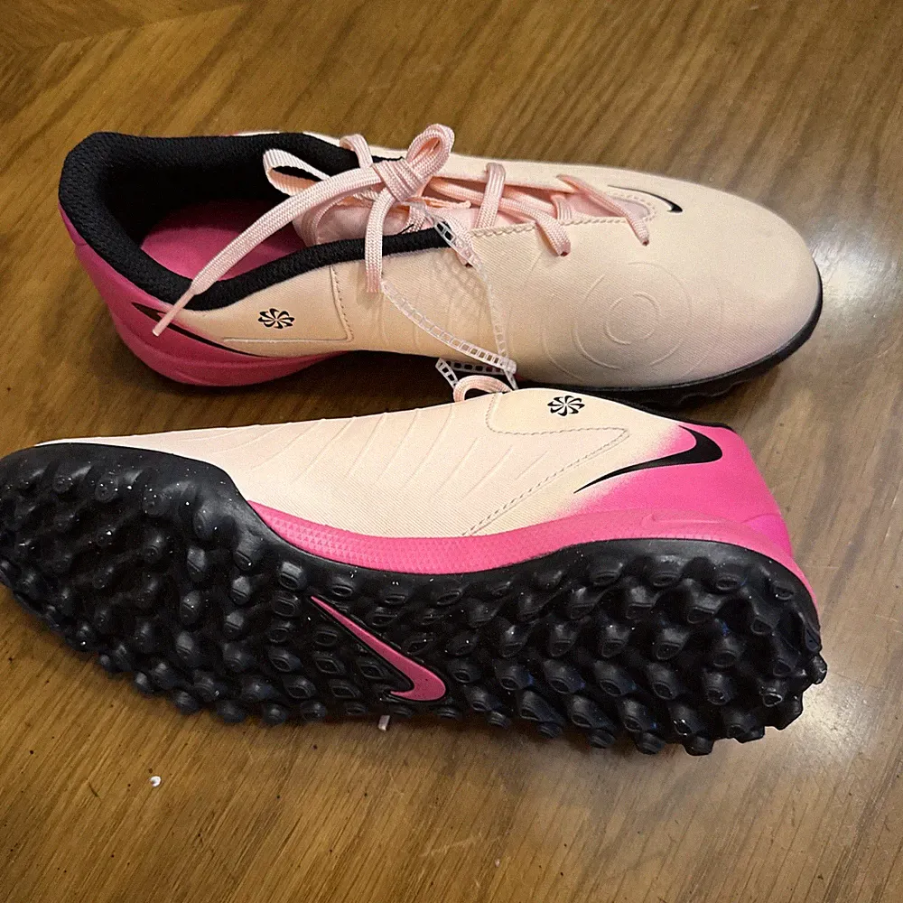 Nike Phantom GX 2 Low top Kids Soccer Shoes Pink Kids TF turf FJ2608-800 sz 5.5