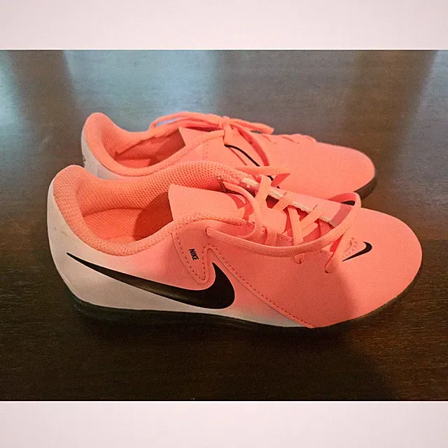 Nike Phantom GX Soccer Cleats Kids Size 1Y Pink Indoor Court Shoes FI2606-600