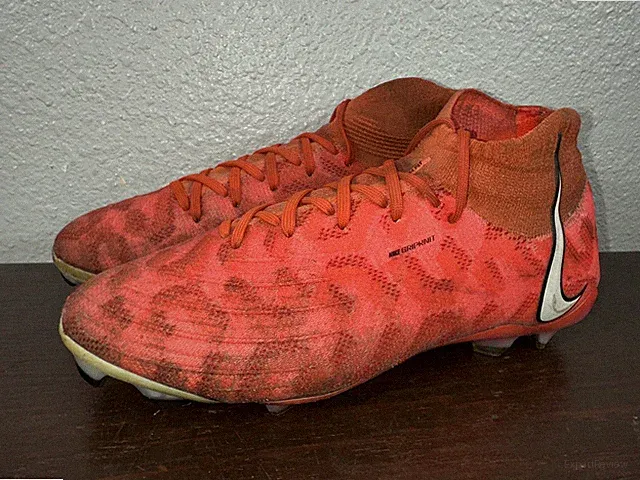 NIKE PHANTOM LUNA FG Soccer Cleats Bright Crimson Women Size 7 FN8405-600
