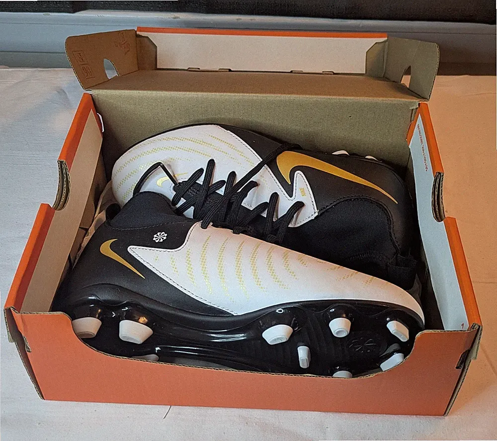 Nike Phantom Luna II Soccer Cleats, Size 3.5Y, FJ2601 100, New In Box