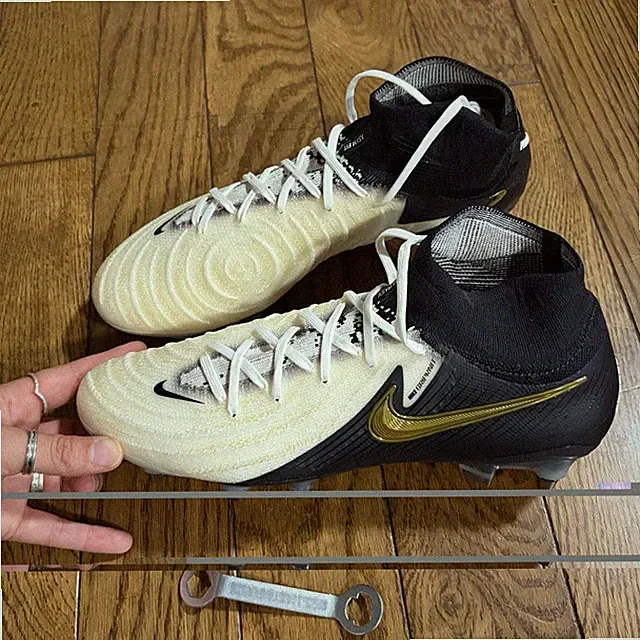 nike phantom lunar 2 elite sg Size 8.5 Men’s Soft Ground Metal Studs