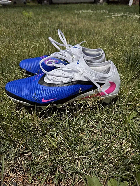 Nike Phantom Men’s Low Top Lace-Up Soccer Cleats Molded Studs Colorblock