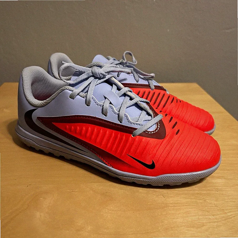 Nike Phantom Men's Low Top Lace-Up Soccer Cleats Red/Gray Colorblock