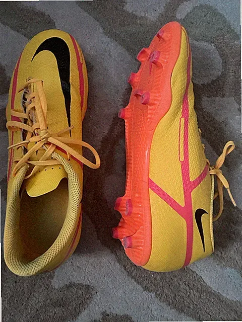 Nike Phantom soccer cleats, Youth size 6.5 unisex
