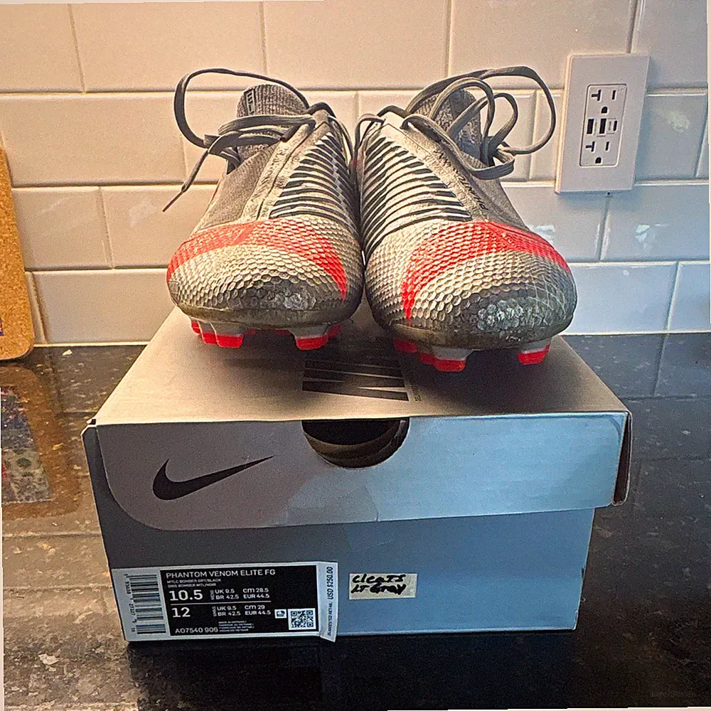 Nike Phantom Venom Elite Soccer Cleats Silver/Red US 10.5 w/ Drawstring Bag