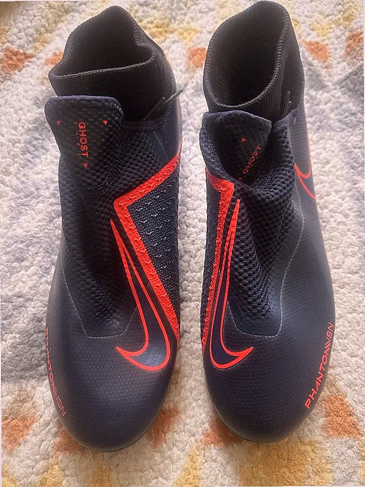 Nike Phantom Vision Academy Dynamic Fit MG (Multi-Ground) soccer cleats.