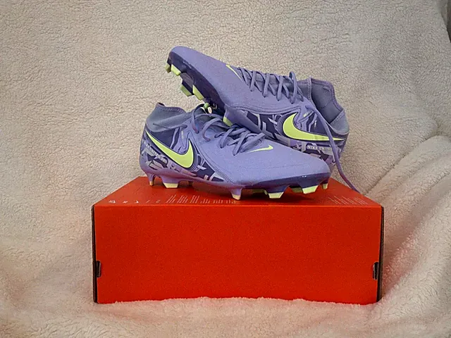 Nike Phantoms Men’s Soccer Cleats 12, Womens 13.5 Deyna Castellanos