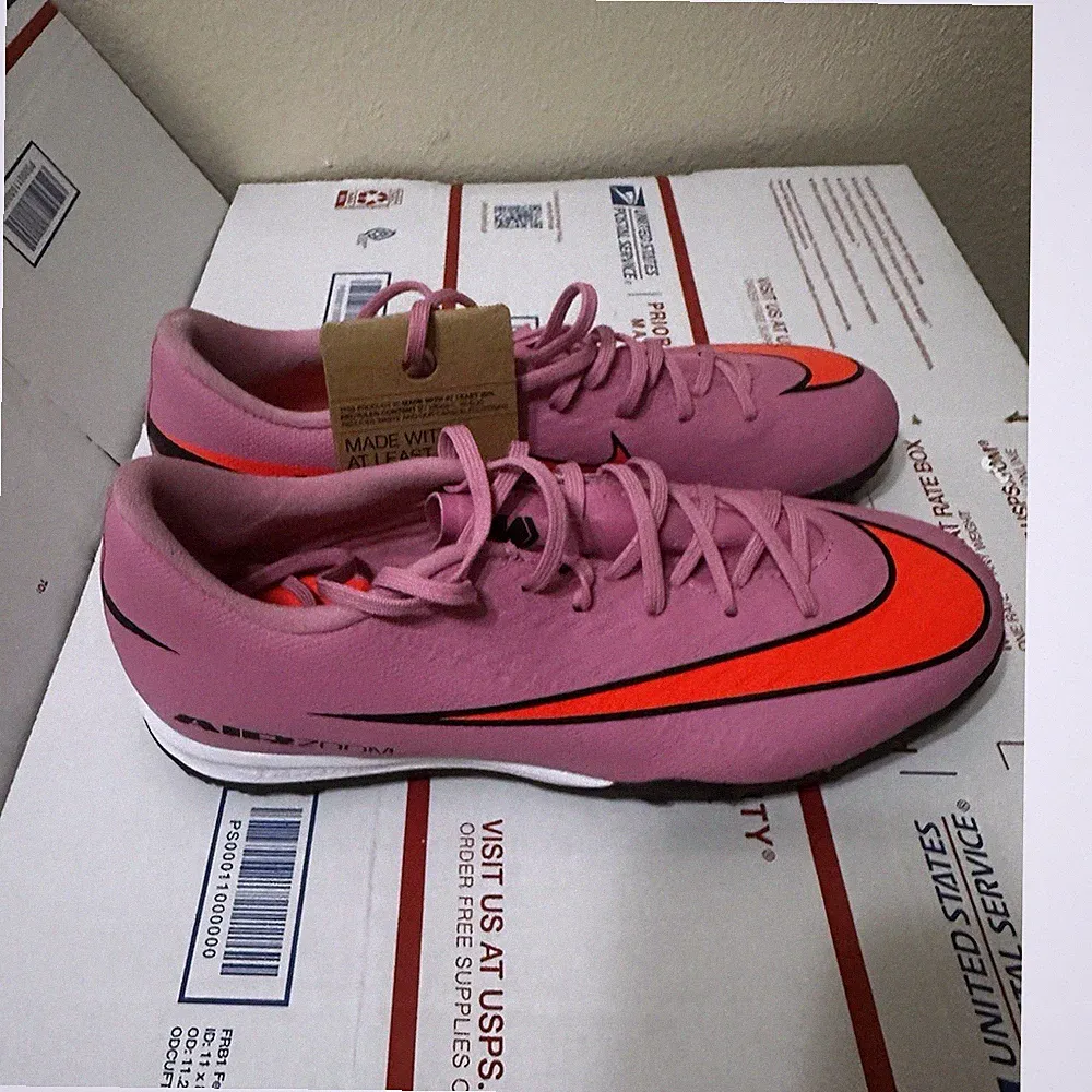 Nike Pink Orange Black Solid Lace-Up Low Top Men's Soccer Cleats Rubber
