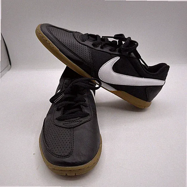 Nike Shoes Men 6.5 Black White Davinho Gum Low Top Indoor Soccer 580452-010 Flaw