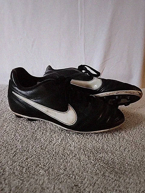 Nike Shoes Youth 2.5 Chaser Soccer Cleats Sneakers Black Leather Low 599072-010