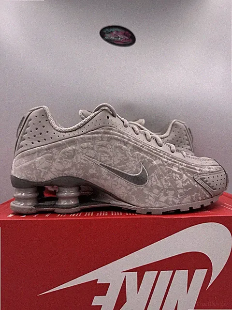 Nike Shox R4 College Grey Flat Pewter HV0934-001 Size 8 Women