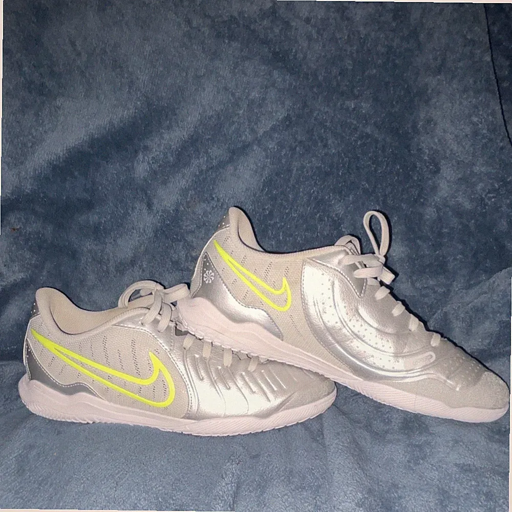 Nike Silver White Sneakers Lace Up Rubber Outsole indoor cleats for soccer