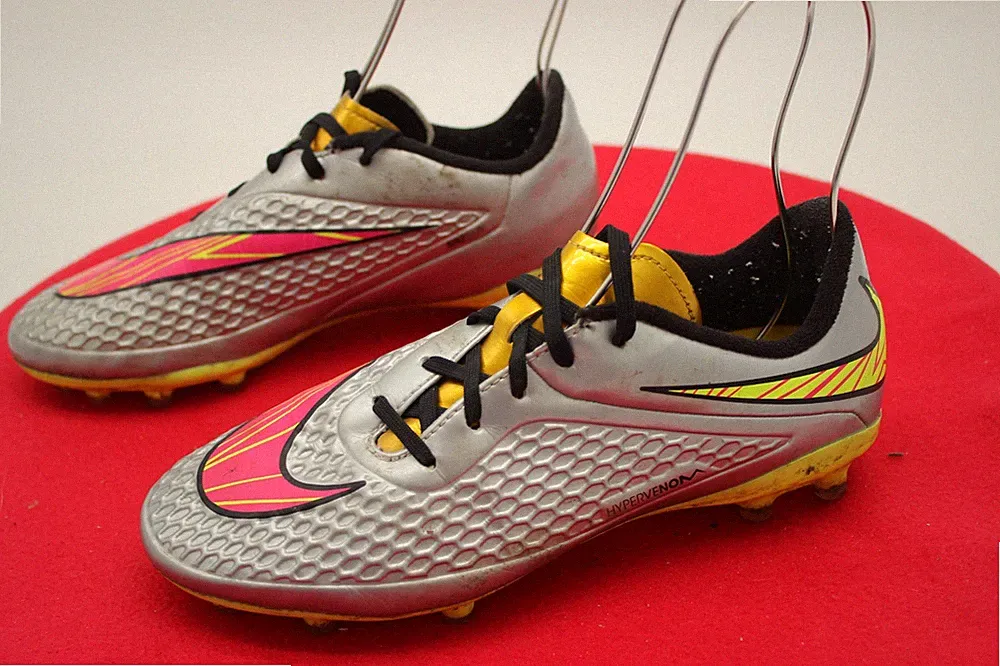 NIKE Skin YOUTH BOYS Soccer Cleats SILVER Size 6Y
