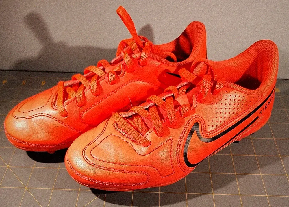 Nike Soccer Cleat Girls Size 2Y Tiempo Legend 9 Racer Hot Pink Youth Shoes