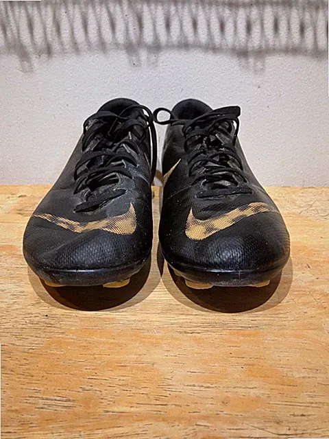 nike soccer cleats 8.5 mens black and gold used in good condition only 1 season