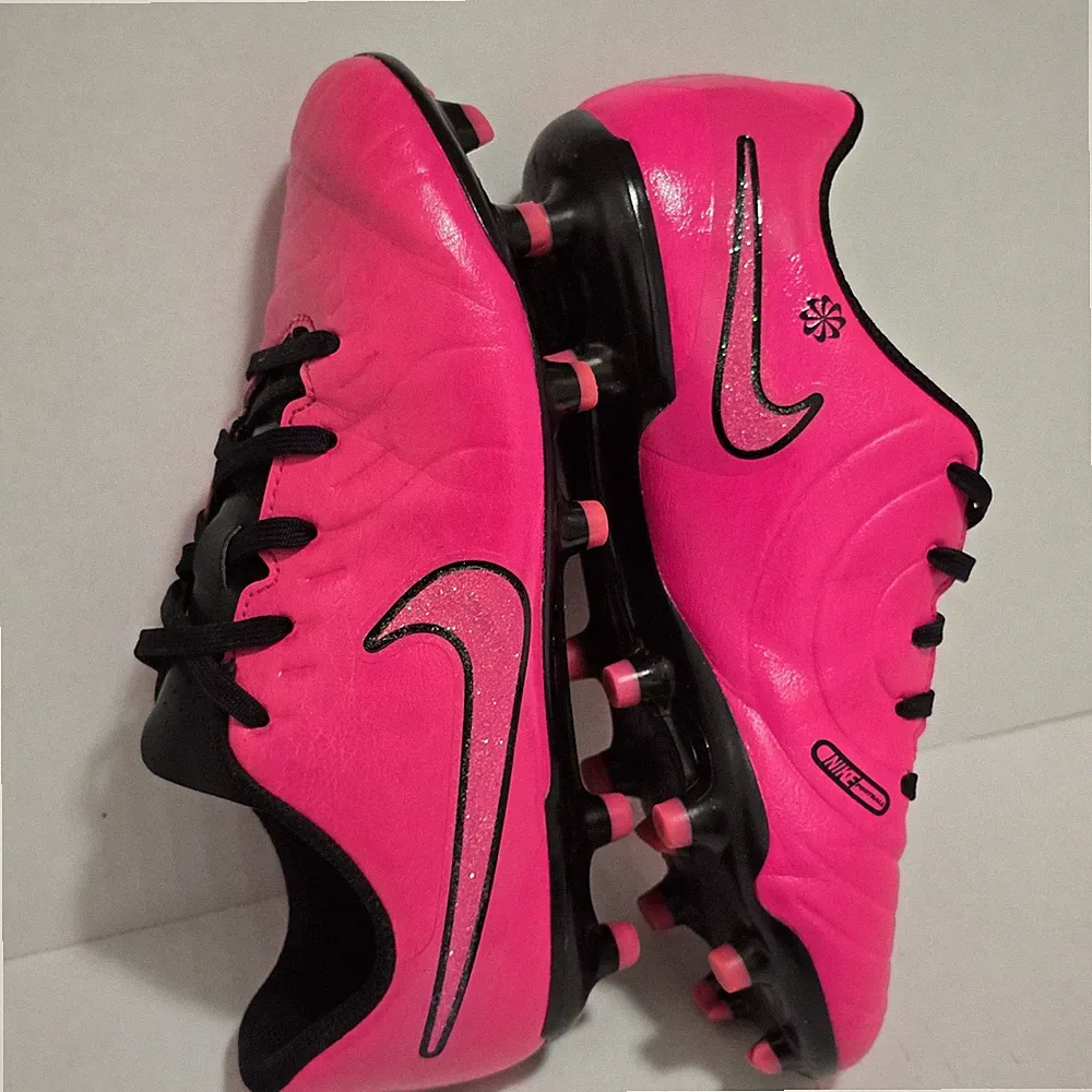 Nike Soccer Cleats Girls Youth Size 2Y Tiempo Legend 10 Club DV4352-600 Pink