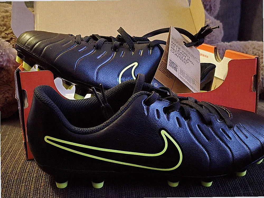 Nike Soccer Cleats Jr. Tiempo Legend 10 Club Boys (Black/Volt), Size 4.5 Youth