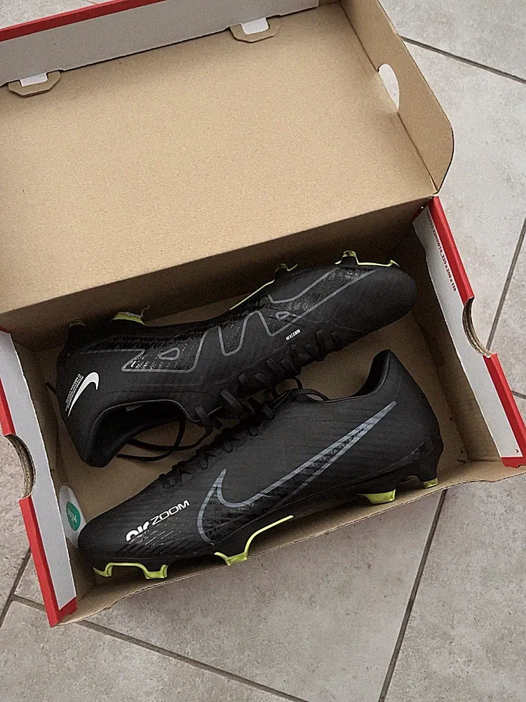 Nike Soccer Cleats Size 10 Black with Neon Yellow Accents Men's Shoes Light Used