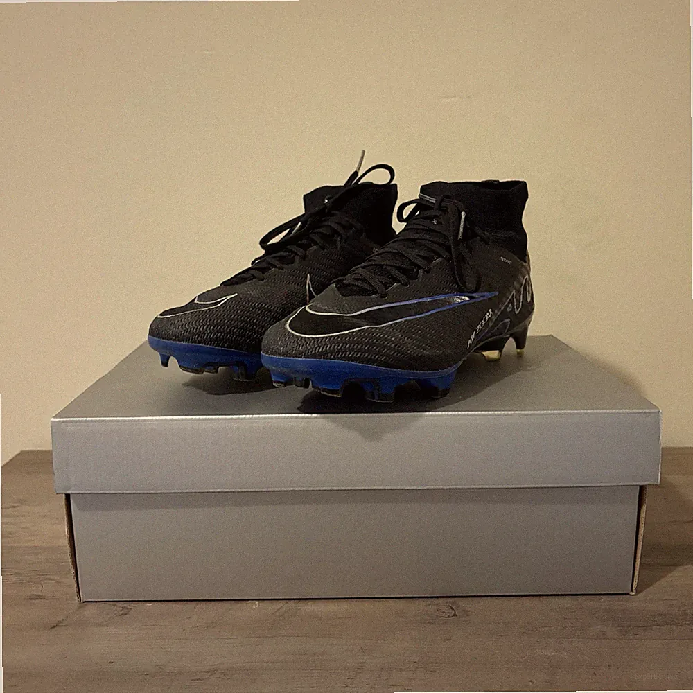 Nike Soccer Cleats Size 6 Perfect for Kids. Great Condition with Original Box.