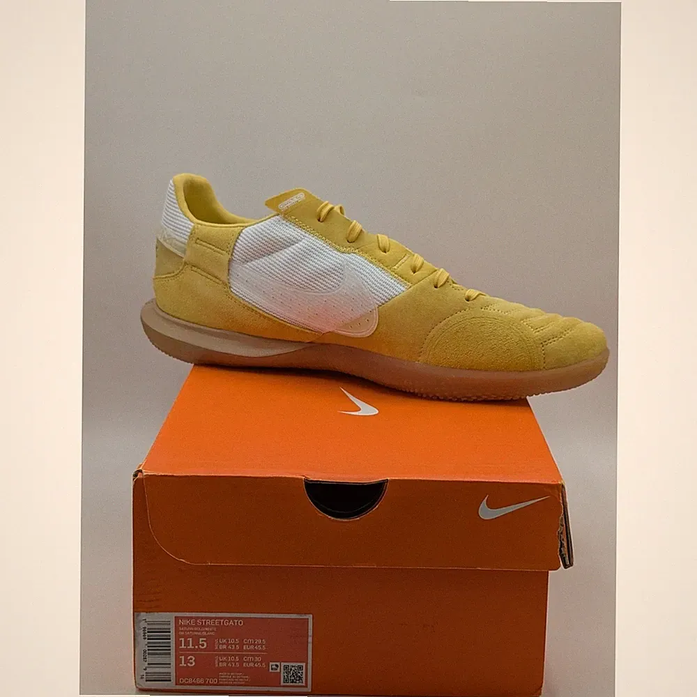 Nike Streetgato Mens Size 11.5 Indoor Soccer Shoes Cleats Saturn Gold DC8466-700