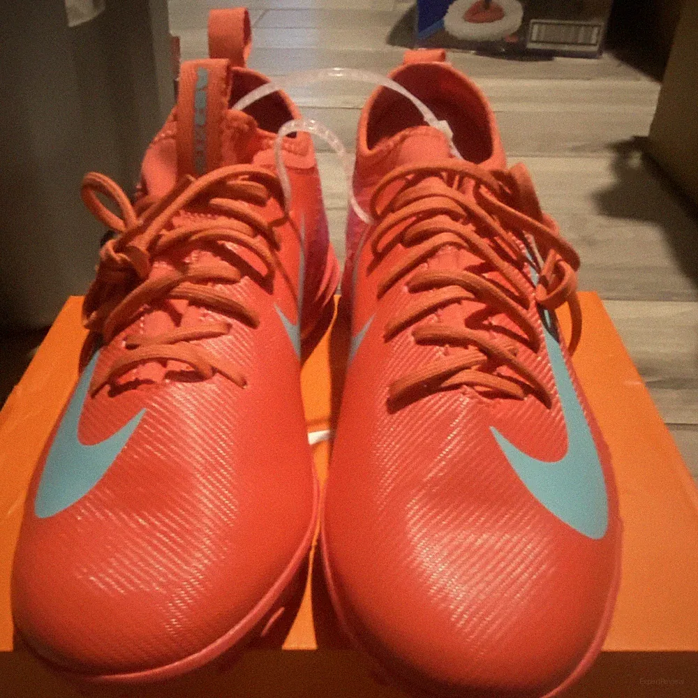 Nike Superfly 10 Academy Mercurial Pink Low Top Soccer Cleats Kids SIZE 6 Turf