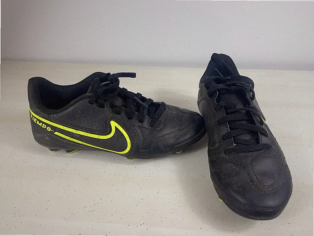 Nike Tempo Soccer Cleats Size 2 Youth Green And Black Youth Soccer Cleats