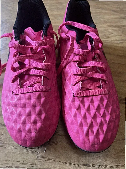 Nike Tempo Soccer Cleats Size 2 Youth PINK And Black Youth Soccer Cleats