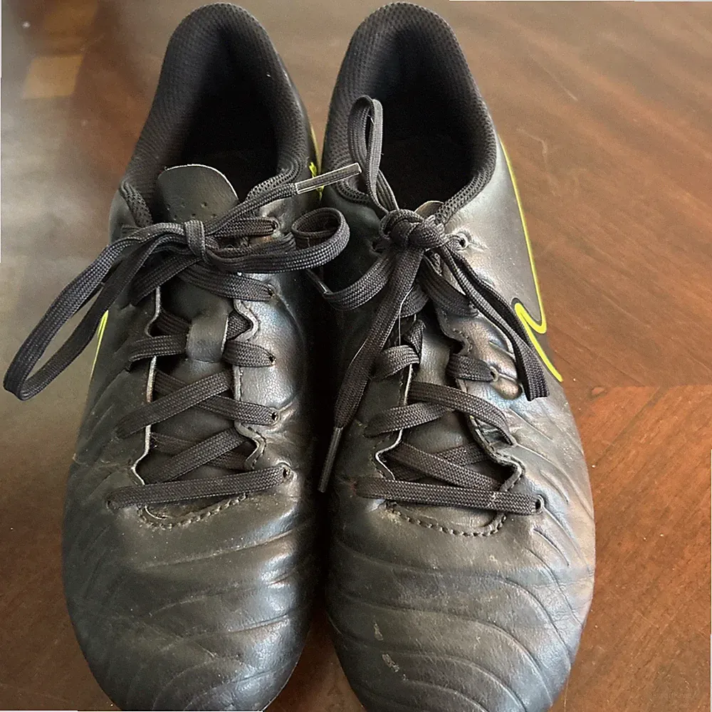 NIKE Tiemo Black W/Hot Yellow Logo Soccer Cleats Size 4.5Y Low Top EUC