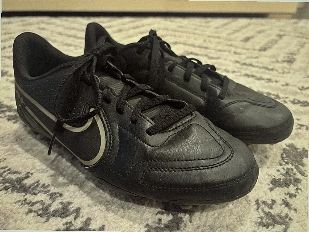 NIKE Tiempo Black Soccer Cleats Big Kid Youth *Size 6Y*