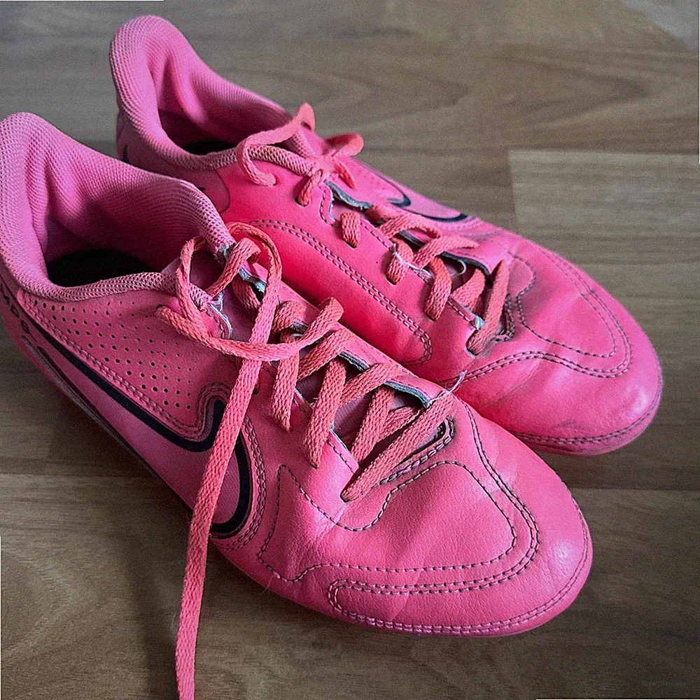 Nike Tiempo Indoor Soccer Cleats Pink Youth Size 5Y DA1331600