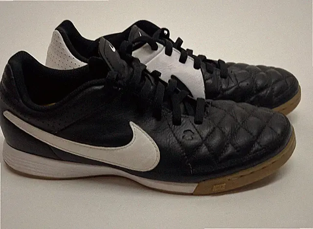 NIKE TIEMPO Indoor Soccer Shoes / Cleats Youth 5 1/2 🔥 VERY NICE Black