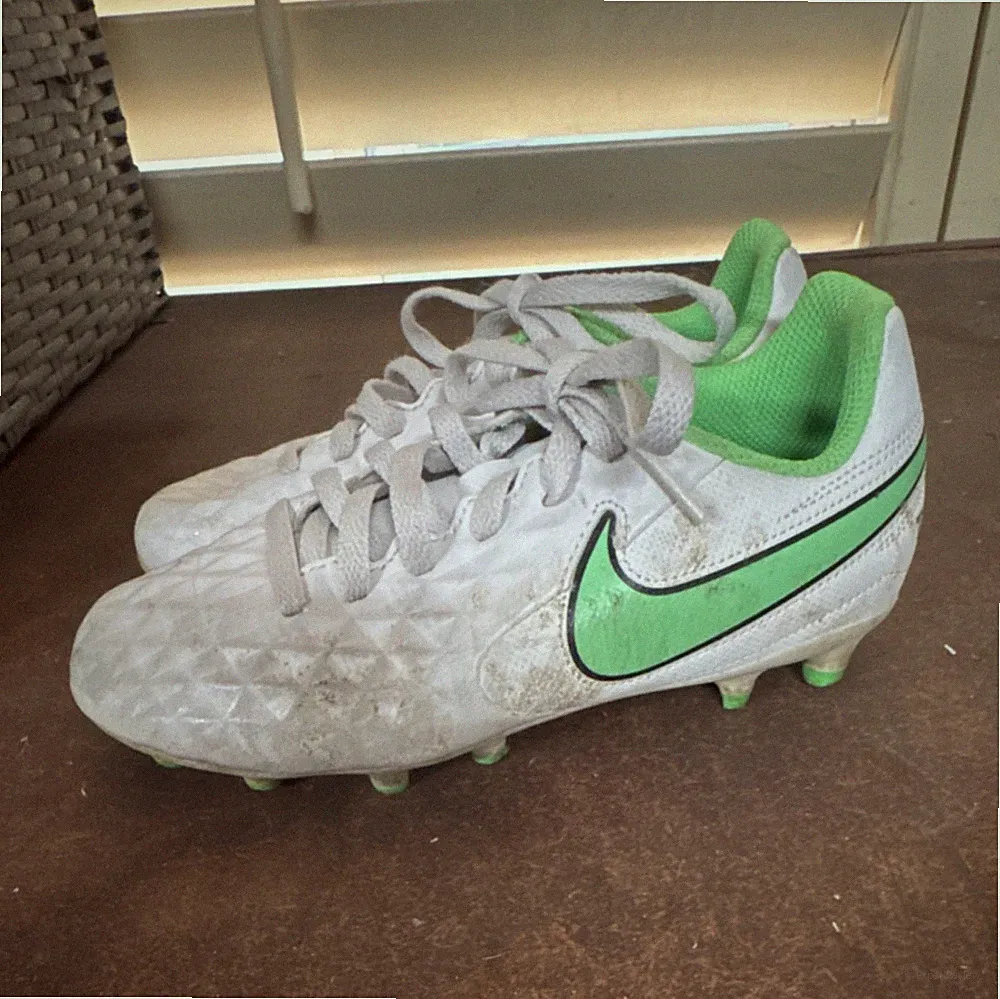 Nike Tiempo Kids Soccer Cleats White Green US 12.5C Plastic Cleats