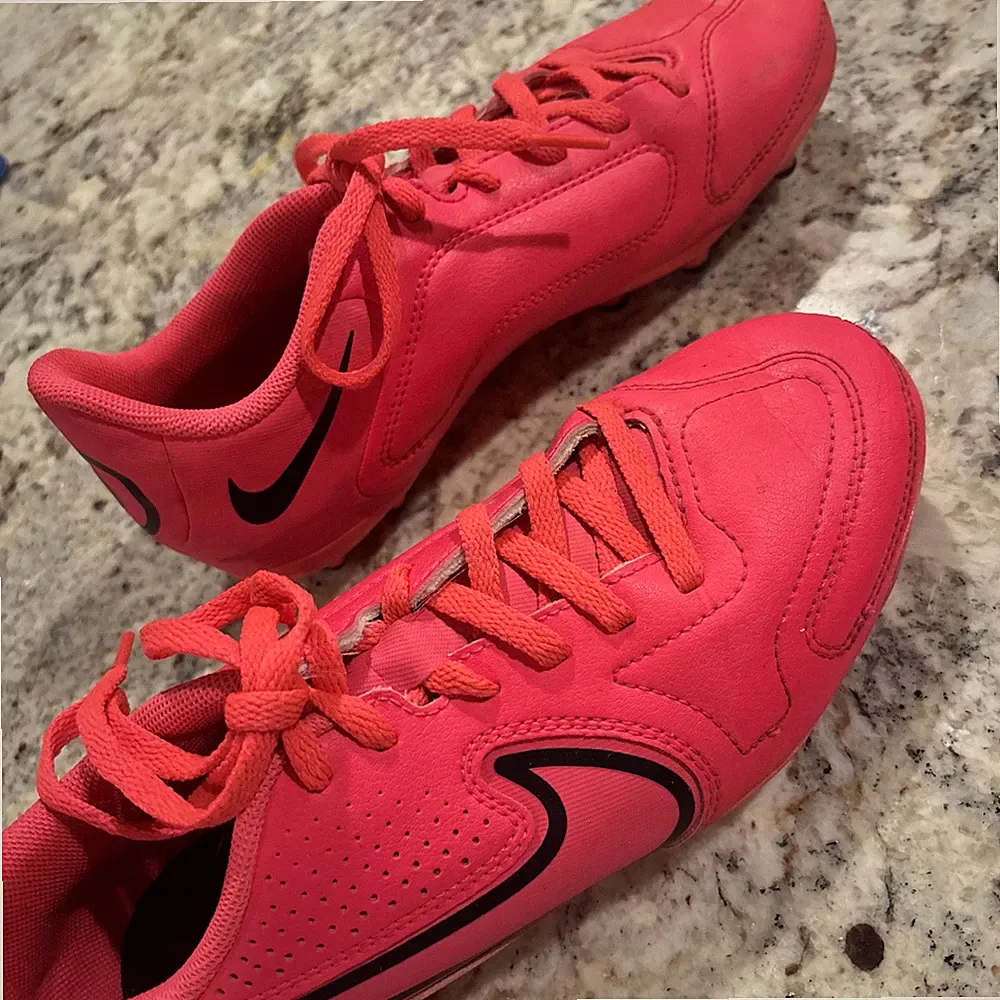 Nike Tiempo Legend 8 Club Kid Youth Sz 5.5Y Soccer Cleats Hot Pink DA1331-600
