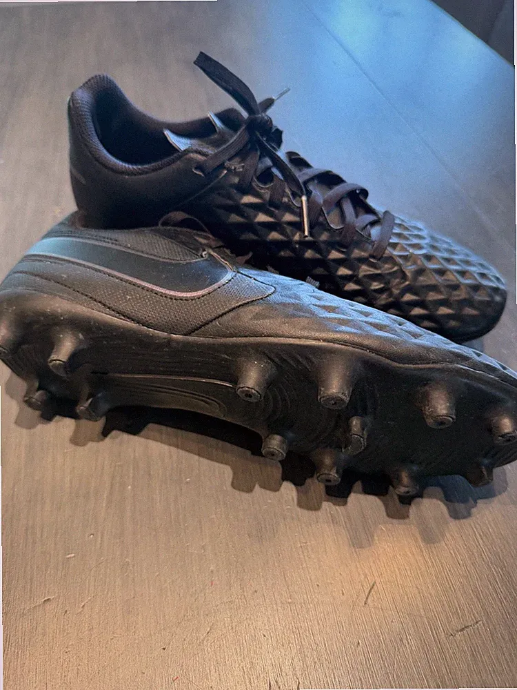 Nike Tiempo Legend 8 soccer cleats men size 7.5
