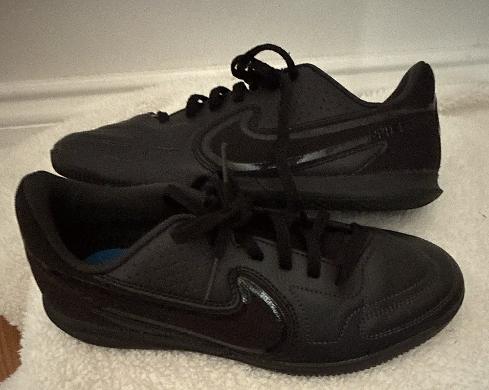 Nike Tiempo Legend 9 Black Lace-Up Indoor Soccer Cleats Low Top US 5.5 for Youth
