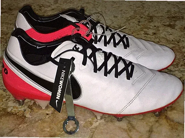 NIKE Tiempo Legend VI SG ACC White Black Br Crimson Soccer Cleats NEW Womens 9.5