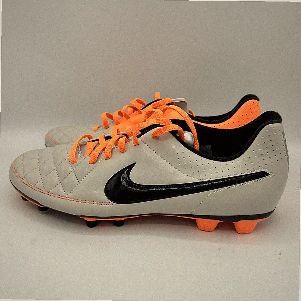 Nike Tiempo Low Top Soccer Athletic Cleats Shoes 631287-008 Mens Size 11.5