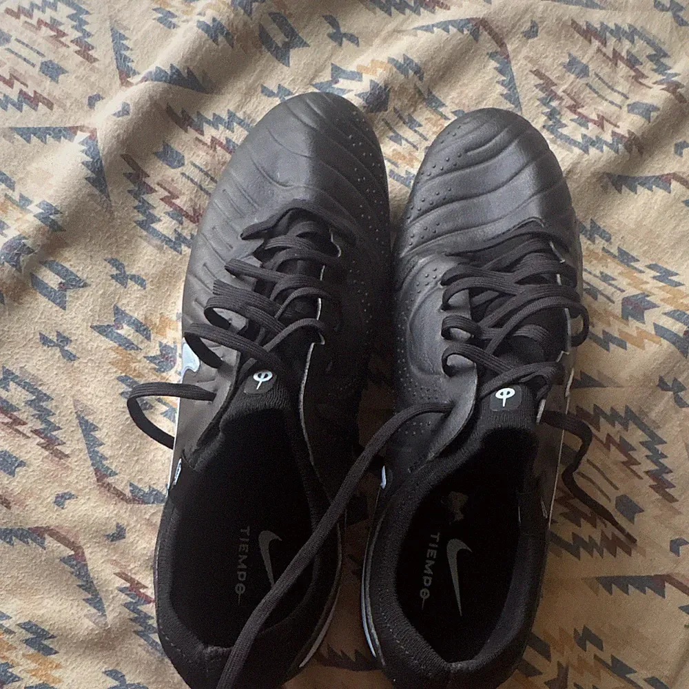 Nike Tiempo Men's Black/White Leather Lace-Up Low Top Soccer Cleats