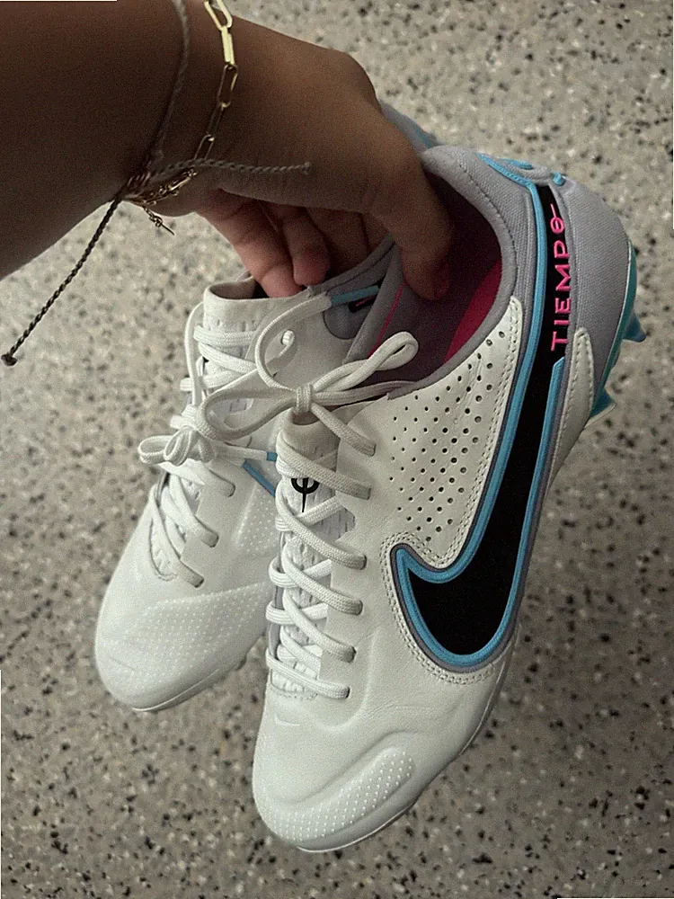 Nike Tiempo Men’s Low Top Leather Lace-Up Soccer Cleats White Black Blue Size 8