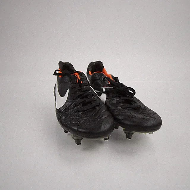 Nike Tiempo Soccer Cleat Men's Black Used 6.5