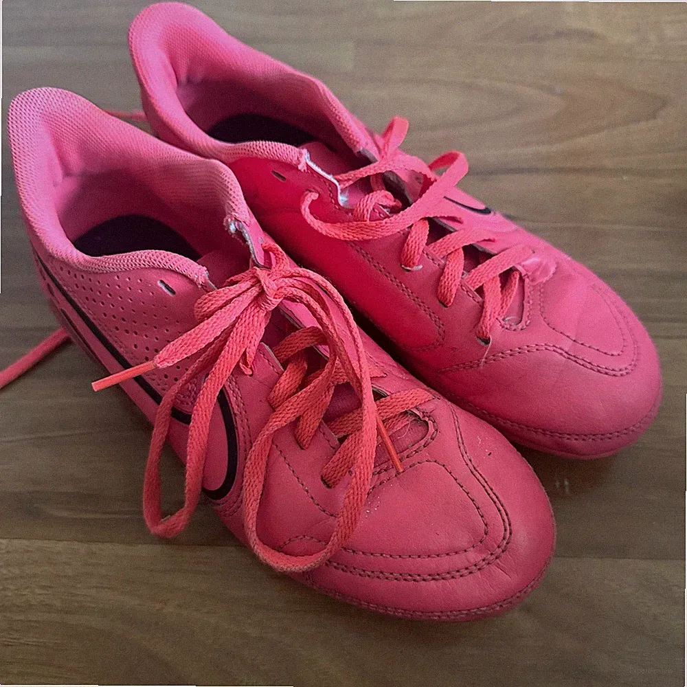 Nike Tiempo Soccer Cleats Pink Youth Size 4.5Y Indoor Turf Shoes