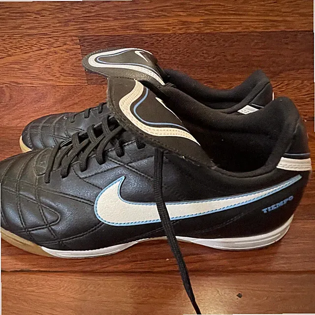 Nike Tiempo Women's Indoor Soccer Shoes Size 11 MINT